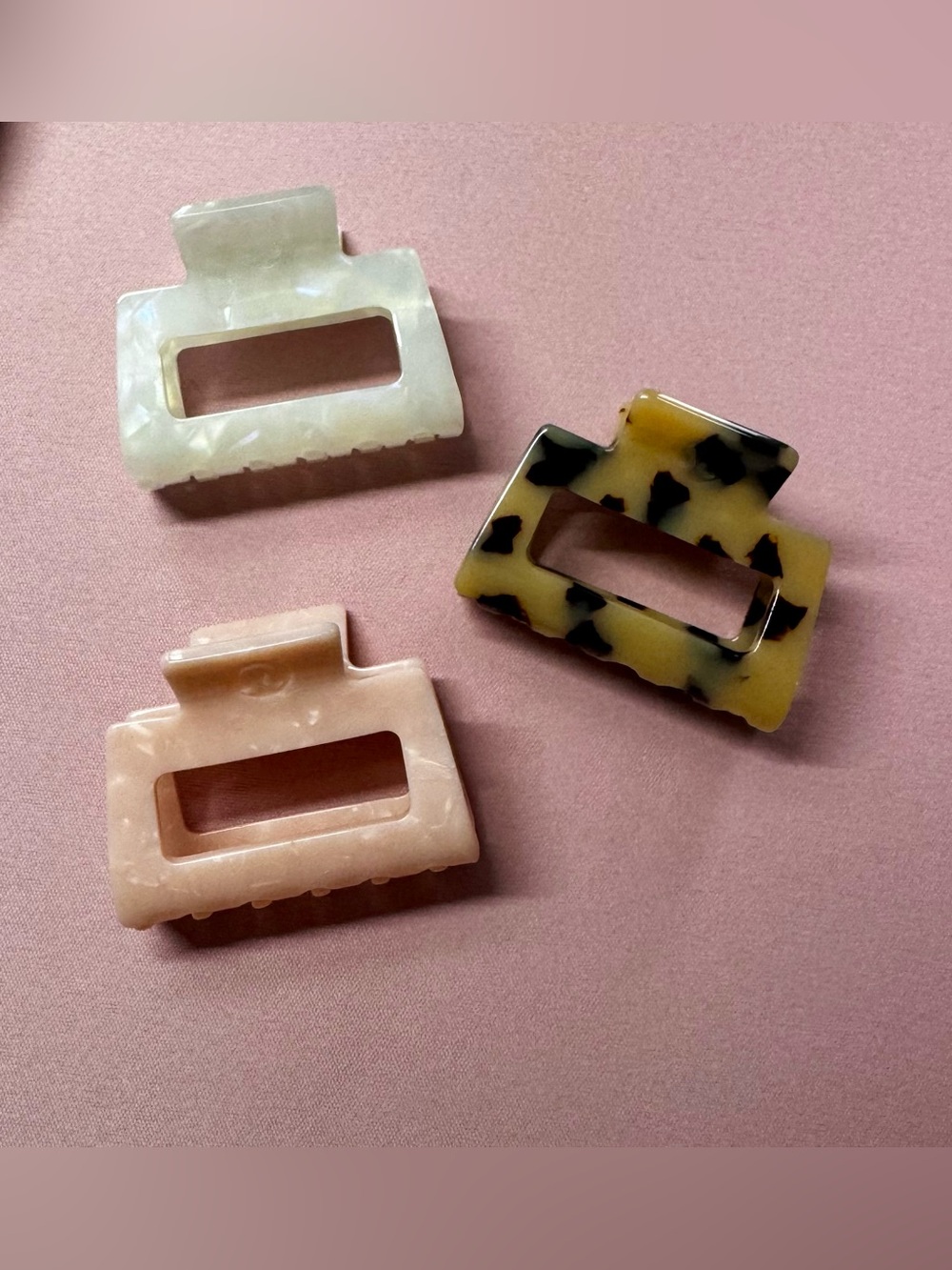 Lululemon medium claw clips